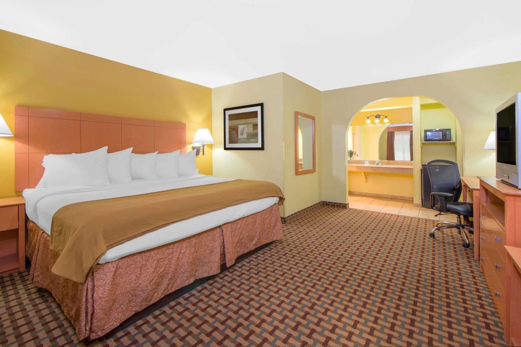 Days Inn By Wyndham Lubbock South Dış mekan fotoğraf